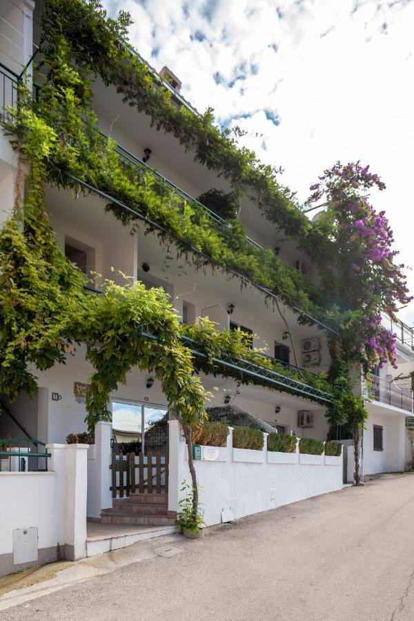 Apartments Leut 80M From The Sea Подгора Екстериор снимка