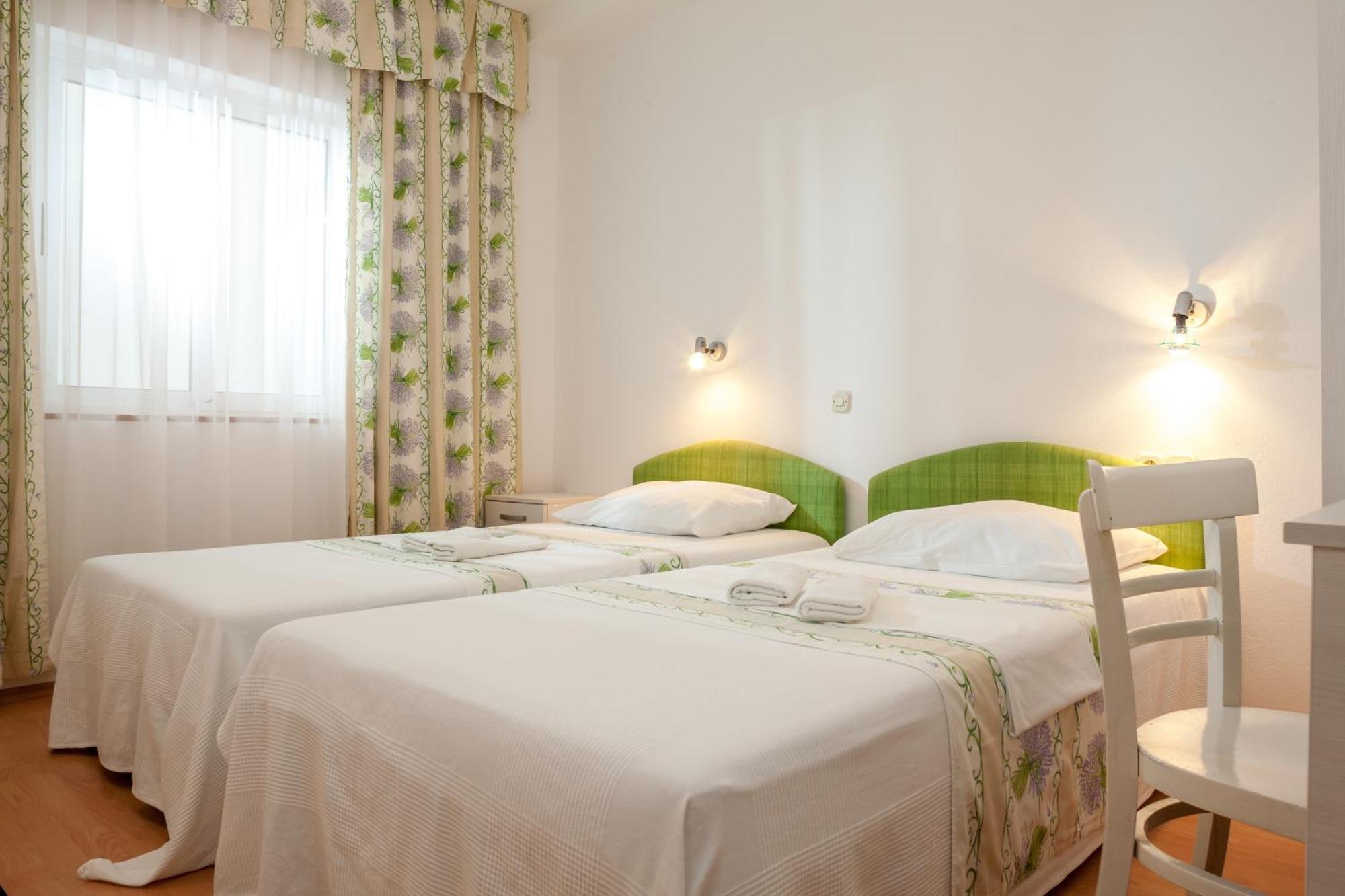 Apartments Leut 80M From The Sea Подгора Стая снимка
